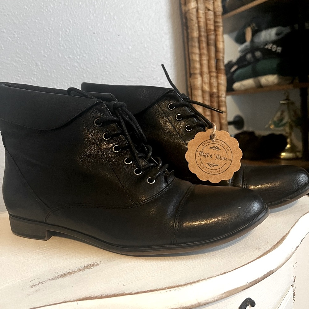 Steve Madden Black Leather Boots - Laces Up, Ankle Boot (Size 8) *LIKE NEW*